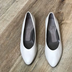 Beautiful beige sort your shoe size 11 very beautiful with beige pants